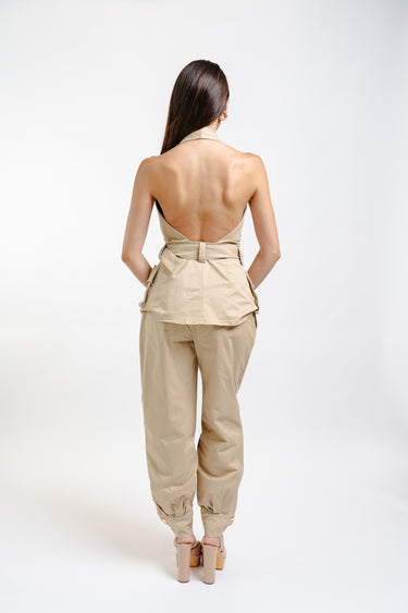 CONJUNTO BACKLESS Y DETALLE EN PANTALON