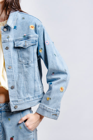 CONJUNTO MEZCLILLA CON FLORES BORDADAS