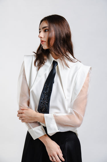 CONJUNTO CON CORBATA NEGRA