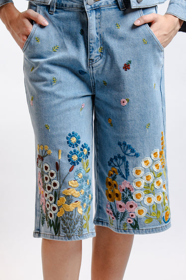 CONJUNTO MEZCLILLA CON FLORES BORDADAS