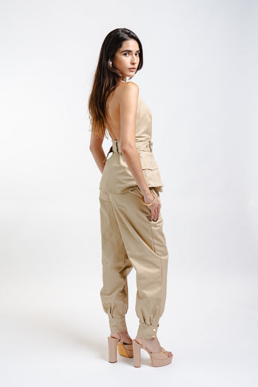 CONJUNTO BACKLESS Y DETALLE EN PANTALON
