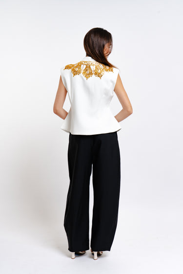 BLUSA CON DETALLES DORADOS