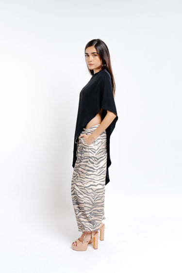 BLUSA NEGRA LARGA CON HOMBRERAS