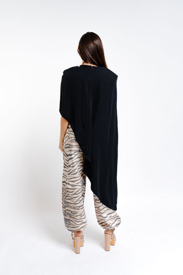 BLUSA NEGRA LARGA CON HOMBRERAS