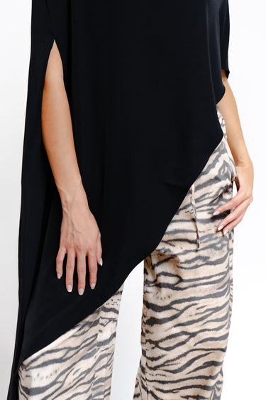 BLUSA NEGRA LARGA CON HOMBRERAS