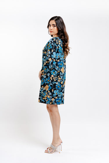 ABRIGO NEGRO CON FLORES AZULES