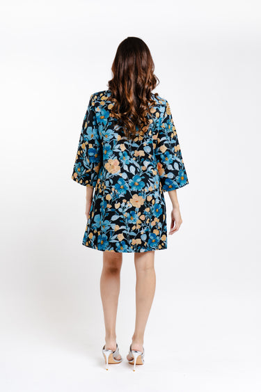 ABRIGO NEGRO CON FLORES AZULES